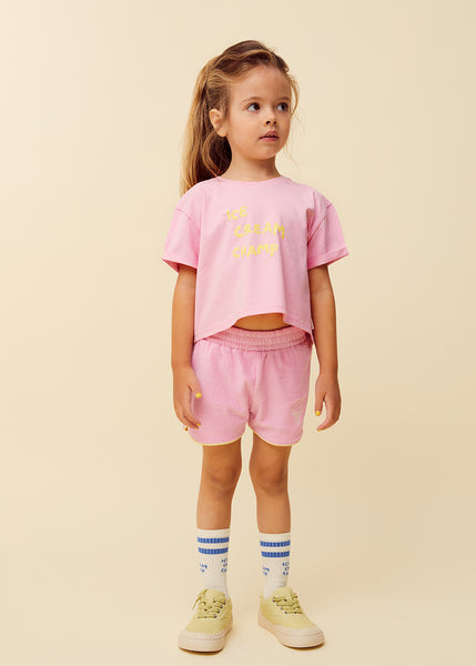 Terry sport short in oudroze van Sproet & Sprout voor meisjes, met gele biesjes en geborduurd ijsje | Uit de Champions League of Fun collectie 
