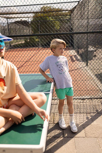 Terry sport short in fris groen van Sproet & Sprout met elastische tailleband en geborduurd ijsje, unisex model voor jongens en meisjes| Uit de Champions League of Fun collectie