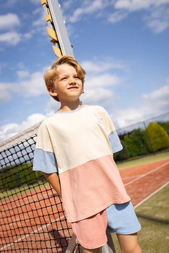Colourblock terry sportshort in oudroze en lichtblauw van Sproet & Sprout voor jongens, gemaakt uit zachte badstof | Uit de Champions League of Fun - Verkrijgbaar bij Little Fashion Addict
