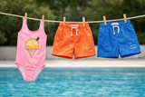 Oranje zwemshort met all-over ijsjesprint en trekkoord uit de Champions League of Fun van Sproet & Sprout - Verkrijgbaar bij Little Fashion Addict