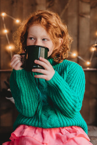 Littlefashionaddict - Sproet & Sprout - AW23 - The Alpine Hut - Cable Sweater fern green - in het felgroen - Voor meisjes - Vanaf 4 tot 10 jaar in stock en verkrijgbaar bij Little Fashion Addict
