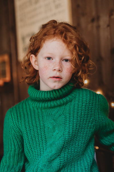 Littlefashionaddict - Sproet & Sprout - AW23 - The Alpine Hut - Cable Sweater fern green - in het felgroen - Voor meisjes - Vanaf 4 tot 10 jaar in stock en verkrijgbaar bij Little Fashion Addict