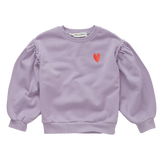 Sweater met pofmouwen in lichtpaars met rood hart borduursel op de borst van Sproet & Sprout | Sweatshirt Puff Sleeves Heart Lavender | A Cosmic Romance collectie
