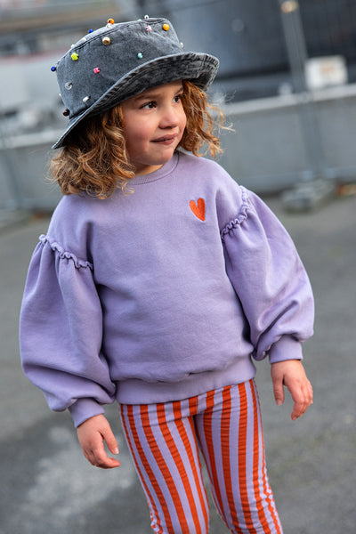 Sweater met pofmouwen in lichtpaars met rood hart borduursel op de borst van Sproet & Sprout | Sweatshirt Puff Sleeves Heart Lavender | A Cosmic Romance collectie