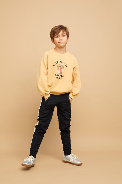 Sweatshirt in zandkleur met French Fries print voor jongens en meisjes van Sproet & Sprout | Sweatshirt French Fries Sand | A Cosmic Romance collectie