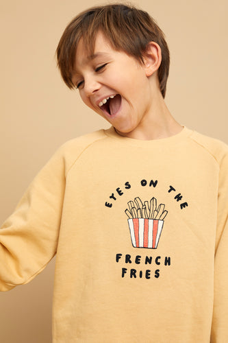 Sweatshirt in zandkleur met French Fries print voor jongens en meisjes van Sproet & Sprout | Sweatshirt French Fries Sand | A Cosmic Romance collectie