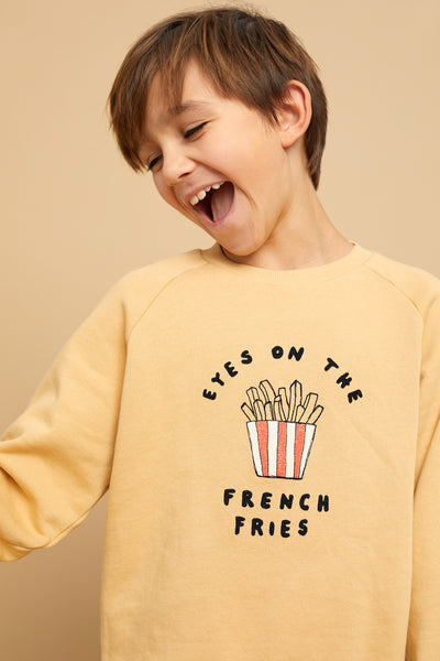 Sweatshirt in zandkleur met French Fries print voor jongens en meisjes van Sproet & Sprout | Sweatshirt French Fries Sand | A Cosmic Romance collectie