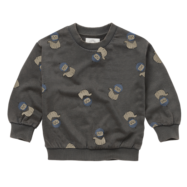 Sweater voor jongens in afgewassen zwart met all-over Space Cat print van Sproet & Sprout | Sweatshirt Space Cat Print Washed Black | A Cosmic Romance collectie