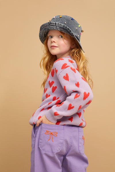 Lichtpaarse gebreide sweater met rode hartjes voor meisjes van Sprout & Sprout | Sweater Intarsia Hearts Lavender| A Cosmic Romance