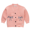 Gebreide meisjescardigan in lichtroze met strikjes – Sproet & Sprout | Girls Cardigan Bows Peach Parfait | A Cosmic Romance Collectie