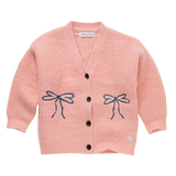 Gebreide meisjescardigan in lichtroze met strikjes – Sproet & Sprout | Girls Cardigan Bows Peach Parfait | A Cosmic Romance Collectie