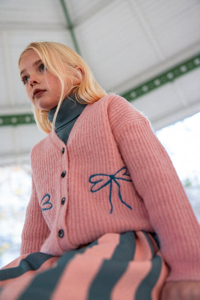 Gebreide meisjescardigan in lichtroze met strikjes – Sproet & Sprout | Girls Cardigan Bows Peach Parfait | A Cosmic Romance Collectie
