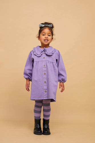 Denim kleedje in paars met knoopsluiting en pofmouwen – Sproet & Sprout. | Denim Dress Lavender uit de A Cosmic Romance Collectie