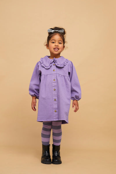 Denim kleedje in paars met knoopsluiting en pofmouwen – Sproet & Sprout. | Denim Dress Lavender uit de A Cosmic Romance Collectie