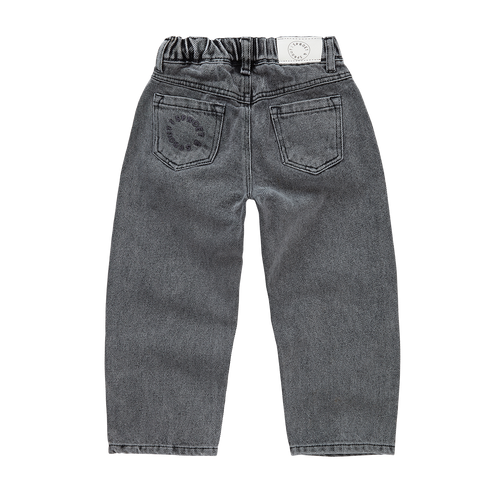 Zwarte denim broek voor jongens en meisjes van Sproet & Sprout – achteraanzichtmet logo op de zak | Denim Pants Washed Black | Ontdek Sproet & Sprout bij Little Fashion Addict