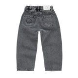 Zwarte denim broek voor jongens en meisjes van Sproet & Sprout – achteraanzichtmet logo op de zak | Denim Pants Washed Black | Ontdek Sproet & Sprout bij Little Fashion Addict