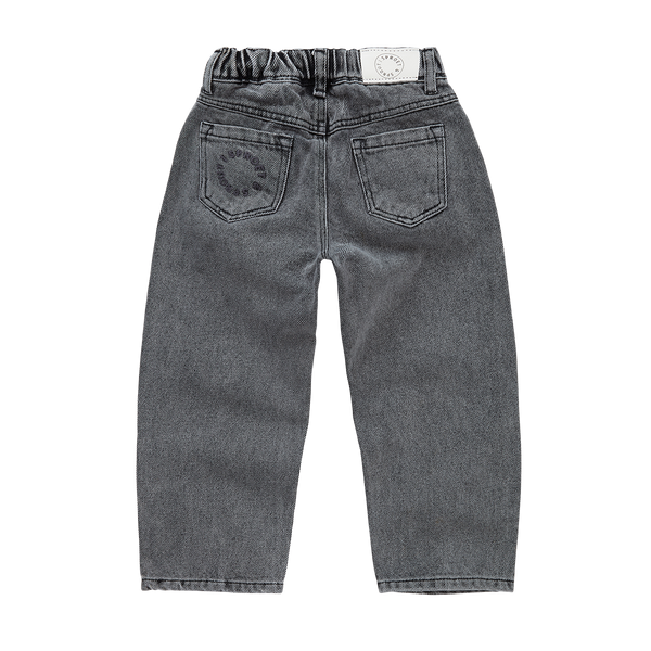Zwarte denim broek voor jongens en meisjes van Sproet & Sprout – achteraanzichtmet logo op de zak | Denim Pants Washed Black | Ontdek Sproet & Sprout bij Little Fashion Addict