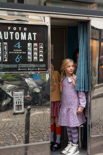 Gestreepte broekkousen in paars en lavendel van Sproet & Sprout | Ontdek A  Cosmic Romance van Sproet & Sprout bij Little Fashion Addict