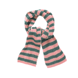 Gebreide sjaal met strepen in perzikroze en donkergroen van Sproet & Sprout | Ontdek a Cosmic Romance van Sproet & Sprout bij Little Fashion Addict