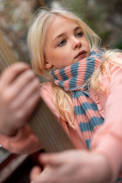 Gebreide sjaal met strepen in perzikroze en donkergroen van Sproet & Sprout | Ontdek a Cosmic Romance van Sproet & Sprout bij Little Fashion Addict