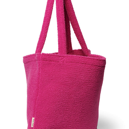 Handgemaakte donkerroze Teddy Mom Bag van Studio Noos. Gemaakt van zachte teddy stof. Verkrijgbaar bij Littlefashionaddict.