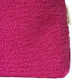 Handgemaakte donkerroze Teddy Mom Bag van Studio Noos. Gemaakt van zachte teddy stof. Verkrijgbaar bij Littlefashionaddict.