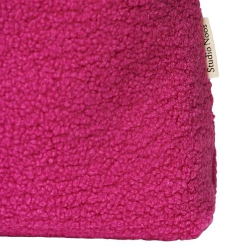 Handgemaakte donkerroze Teddy Mom Bag van Studio Noos. Gemaakt van zachte teddy stof. Verkrijgbaar bij Littlefashionaddict.