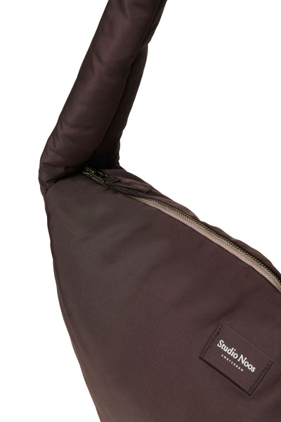 puffy crossbody tas in bruin van Studio Noos | verkrijgbaar bij Little Fashion Addict