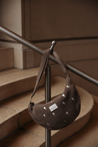 teddy fanny pack crossbody tas met hartjes van Studio Noos in bruin | verkrijgbaar bij Little Fashion Addict