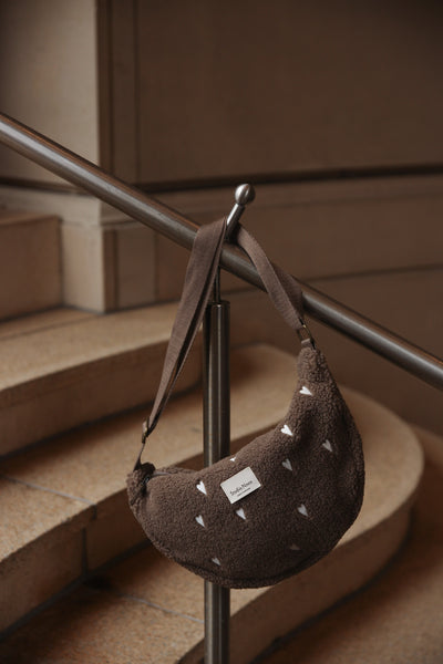 teddy fanny pack crossbody tas met hartjes van Studio Noos in bruin | verkrijgbaar bij Little Fashion Addict