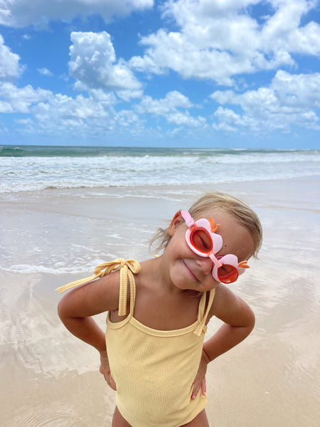 Roze zwembril van Sunnylife in kersenthema (Cotton Candy Cherry) met verstelbare band – voor kinderen | Ontdek Sunnylife bij Little Fashion Addict
