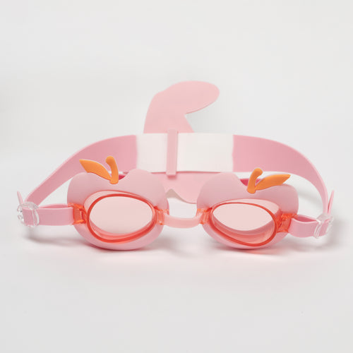 Roze zwembril van Sunnylife in kersenthema (Cotton Candy Cherry) met verstelbare band – voor kinderen | Ontdek Sunnylife bij Little Fashion Addict