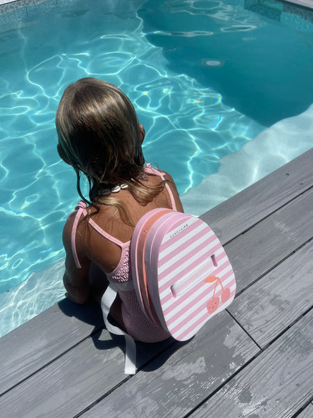 Sunnylife rugdrijver Bubble Back Float in Cotton Candy Pink – zwemhulp voor kinderen van 3 tot 6 jaar | Sunnylife is verkrijgbaar bij Little Fashion Addict