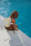 Sunnylife rugdrijver Sid the Seagull in geel en blauw – zwemhulp voor kinderen van 3 tot 6 Jaar | Ontdek Sunnylife bij Little Fashion Addict