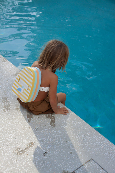 Sunnylife rugdrijver Sid the Seagull in geel en blauw – zwemhulp voor kinderen van 3 tot 6 Jaar | Ontdek Sunnylife bij Little Fashion Addict