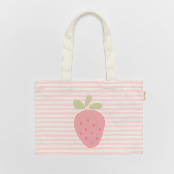 Strandtas voor kinderen van Sunnylife met aardbeienprint – lichtroze canvas strandtas | Ontdek Sunnylife bij Little Fashion Addict

