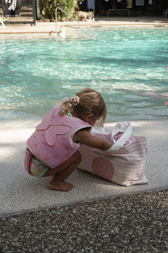 Strandtas voor kinderen van Sunnylife met aardbeienprint – lichtroze canvas strandtas | Ontdek Sunnylife bij Little Fashion Addict
