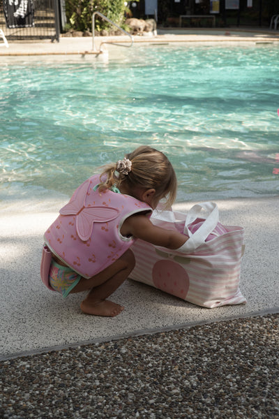 Strandtas voor kinderen van Sunnylife met aardbeienprint – lichtroze canvas strandtas | Ontdek Sunnylife bij Little Fashion Addict
