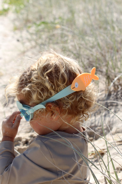Blauwe zwembril voor kinderen in visvorm – Sunnylife Finn the Fish met verstelbare band | Ontdek Sunnylife bij Little Fashion Addict