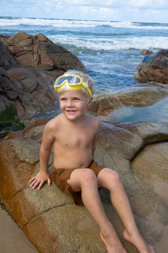 Geel duikmasker voor kinderen van Sunnylife in haaienvorm – model Salty the Shark, geschikt vanaf 3 jaar | Ontdek Sunnylife bij Little Fashion Addict