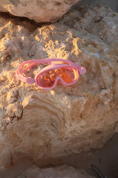 Roze duikmasker voor kinderen met kersenthema – Sunnylife Cotton Candy Cherry, met verstelbare band | Sunnylife is verkrijgbaar bij Little Fashion Addict