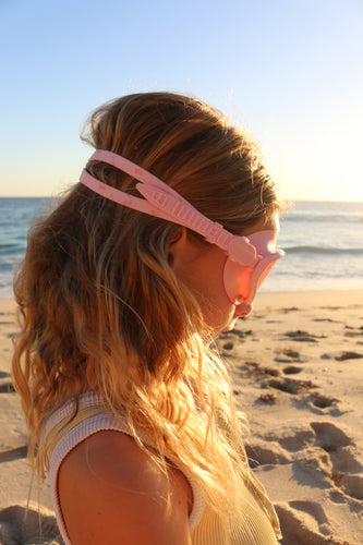 Roze duikmasker voor kinderen met kersenthema – Sunnylife Cotton Candy Cherry, met verstelbare band | Sunnylife is verkrijgbaar bij Little Fashion Addict