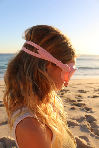 Roze duikmasker voor kinderen met kersenthema – Sunnylife Cotton Candy Cherry, met verstelbare band | Sunnylife is verkrijgbaar bij Little Fashion Addict