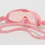 Roze duikmasker voor kinderen met kersenthema – Sunnylife Cotton Candy Cherry, met verstelbare band | Sunnylife is verkrijgbaar bij Little Fashion Addict
