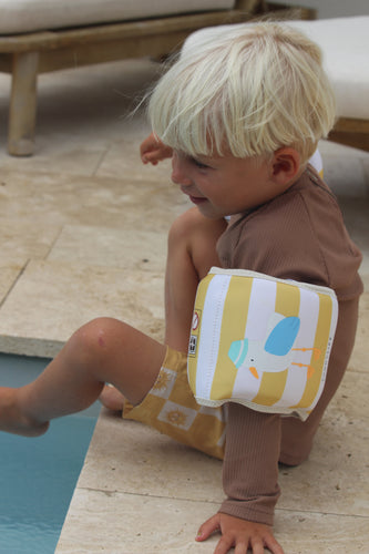 Zwemarmbandjes voor kinderen met gele strepen – Sunnylife Sid the Seagull | Ontdek Sunnylife bij Little Fashion Addict