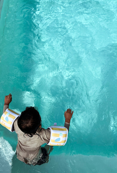 Zwemarmbandjes voor kinderen met gele strepen – Sunnylife Sid the Seagull | Ontdek Sunnylife bij Little Fashion Addict