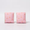Set roze zwemarmbandjes van Sunnylife met kersenprint voor kinderen van 4 tot 6 jaar | Ontdek Sunnylife bij Little Fashion Addict
