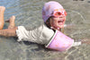 Set roze zwemarmbandjes van Sunnylife met kersenprint voor kinderen van 4 tot 6 jaar | Ontdek Sunnylife bij Little Fashion Addict