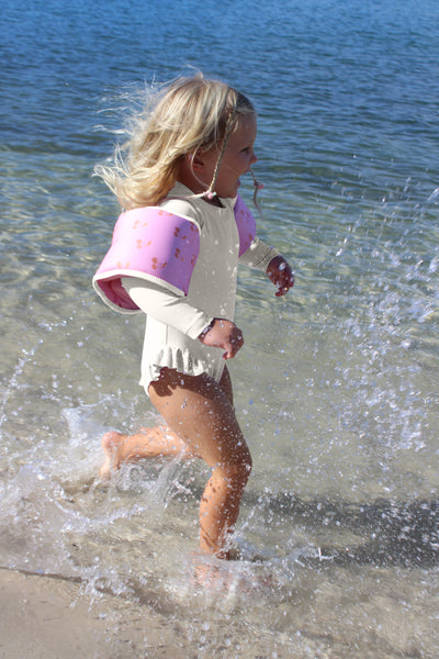 Set roze zwemarmbandjes van Sunnylife met kersenprint voor kinderen van 4 tot 6 jaar | Ontdek Sunnylife bij Little Fashion Addict