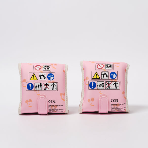 Set roze zwemarmbandjes van Sunnylife met kersenprint voor kinderen van 4 tot 6 jaar | Ontdek Sunnylife bij Little Fashion Addict